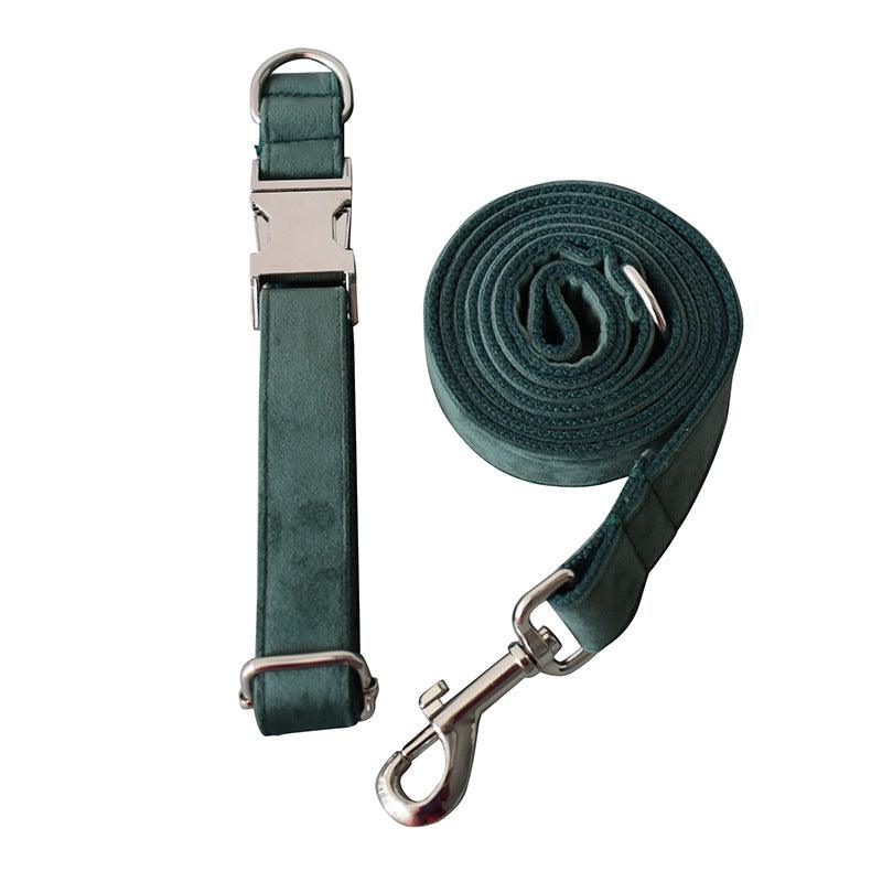 Luxurious emerald velvet dog collar and leash set from Dog Hugs Cat, featuring soft velvet and elegant design.
